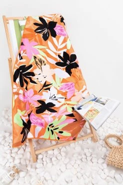 CUPSHE Beach Accessories Tiki Bar Floral And Leafy Beach Blanket