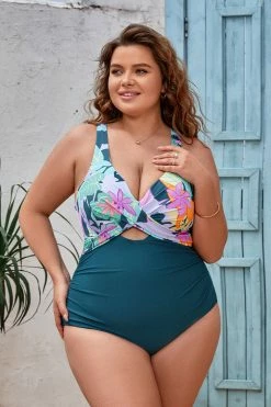 CUPSHE Lanirescert Molded Twist Front One Piece Swimsuit One Pieces