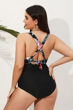 CUPSHE One Pieces Spray Roses Molded Twist Front Plus Size One Piece Swimsuit