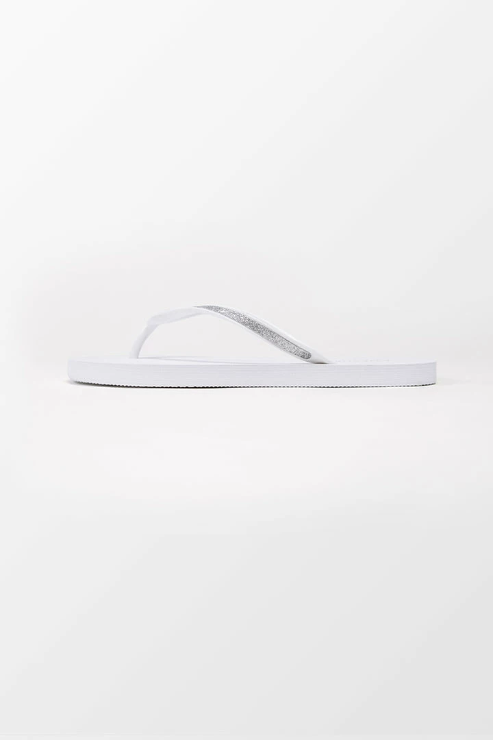 Best Sale ๐ฅ CUPSHE Blanco Minimalist Flip Flops Beach Accessories ๐ 5 CUPSHE Blanco Minimalist Flip Flops Beach Accessories