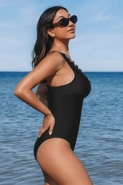 CUPSHE Scalloped V-Neck One Piece Swimsuit One Pieces