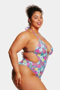 CUPSHE Point Dume Daisy Plunging Halter Tie-Back Plus Size Monokini Swimsuit