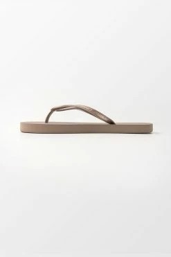 Budget ๐งจ CUPSHE Beach Accessories Desert Sand Minimalist Flip Flops โ๏ธ 8 CUPSHE Beach Accessories Desert Sand Minimalist Flip Flops