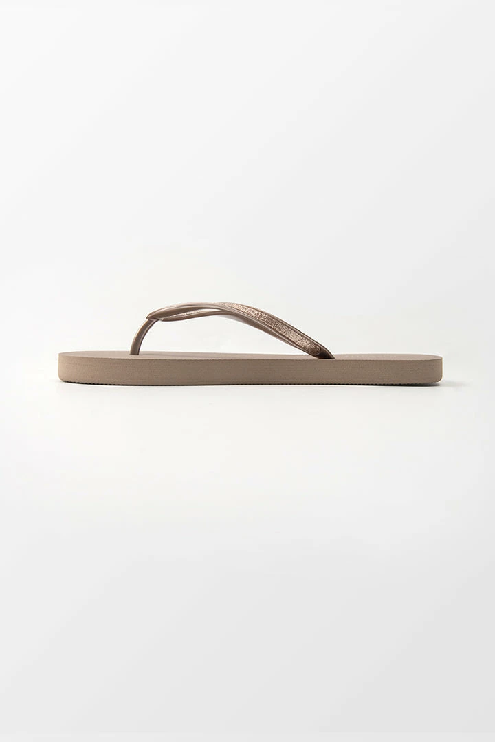 Budget ๐งจ CUPSHE Beach Accessories Desert Sand Minimalist Flip Flops โ๏ธ 5 CUPSHE Beach Accessories Desert Sand Minimalist Flip Flops