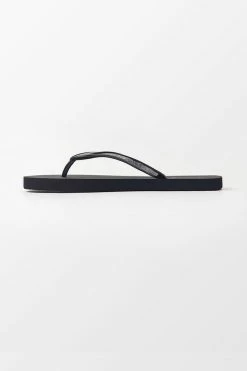 CUPSHE Noire Minimalist Flip Flops Beach Accessories