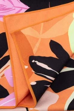 CUPSHE Beach Accessories Tiki Bar Floral And Leafy Beach Blanket