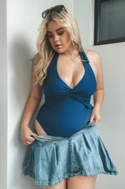 CUPSHE Portofino Escape Twist Front Halter Plus Size One Piece Swimsuit