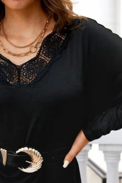 CUPSHE Special You Scalloped Lace V-Neck Dress Clothing