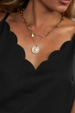 CUPSHE Clothing Surprise Me Black V-Neck Scalloped Top